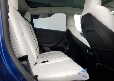 2024 Tesla Model Y из США, поврежденный, VIN 7SAYGAEE5RF104462